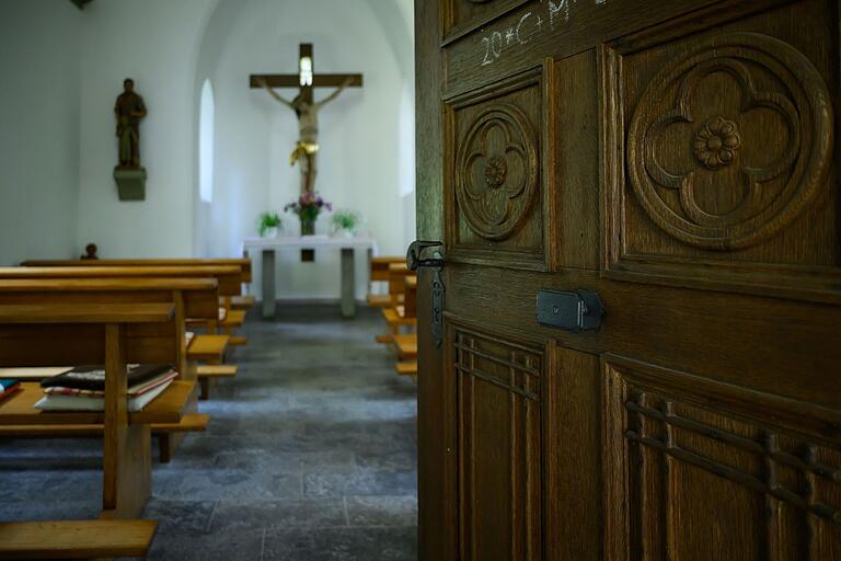 Blick in die kleine Kapelle am Terzenbrunn: ein wichtiger Marienwallfahrtsort, der zu den Bad Kissinger Baudenkmälern gehört. Blick in die kleine Kapelle am Terzenbrunn: ein wichtiger Marienwallfahrtsort, der zu den Bad Kissinger Baudenkmälern gehört.