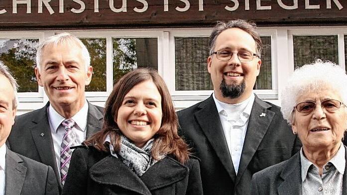 Pfarrer Peter Stier und Dekan Hanspeter Kern (von links) hießen Annika Gahr willkommen und führten ihren Mann Simon Gahr offiziell als Pfarrer der evangelischen Kirchengemeinden in Sickershausen und der Kitzinger Siedlung ein. Darüber freuten sich die Vertrauensleute Margarete Hergert und Martin Tröge. Foto: Hartmut Hess