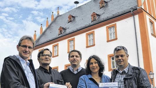 Sie wollen etwas bewegen für die Haßfurter Innenstadt und haben die Mehrzahl der Geschäfte hinter sich (von links): Renee Büchner (Weinhaus Schaffner), Sven Thomsen (Thomsen Raumausstattung), Stefan Gebhardt (Ecco Media), Susanne Wirsing (Optik Ostendorp) und Martin Müller (Damenmoden Zehe) mit dem jetzt erstmals erscheinenden Stadtmagazin &bdquo;In Hoch Drei&ldquo;.