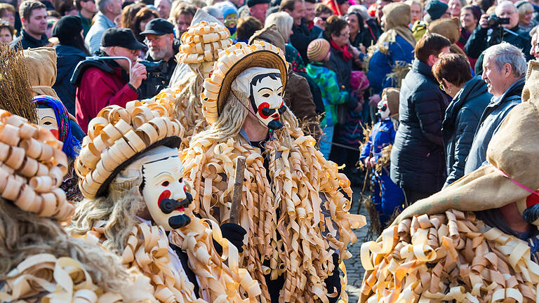 Masken und Holzspäne. So verkleidet man sich in der Rhön.