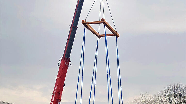 60 Meter hoch, belastbar bis zu 100 Tonnen ist der Kran, der das Backofenteil vor der Werkshalle auf den Tieflader hievte.