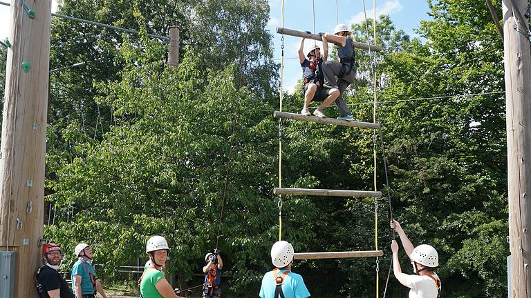 Paarklettern ist im Hochseilgarten am Volkersberg möglich. In der Rhön gibt es aber noch viele weitere Möglichkeiten für Kletterfreunde.