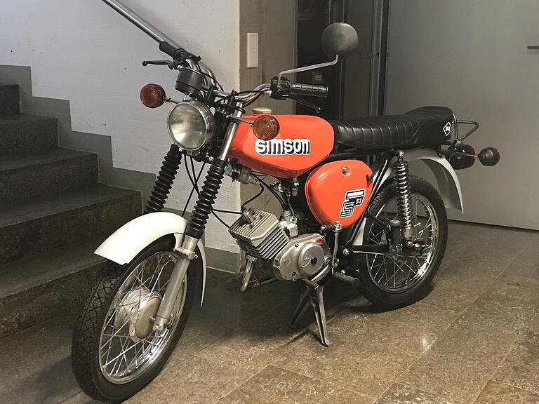 Dieses Motorrad der Marke Simson ist jetzt ein Schmuckstück: Die Schule hatte es zuvor schrottreif erworben. Schülerinnen und Schüler haben es liebevoll restauriert und wieder gangbar gemacht.&nbsp;