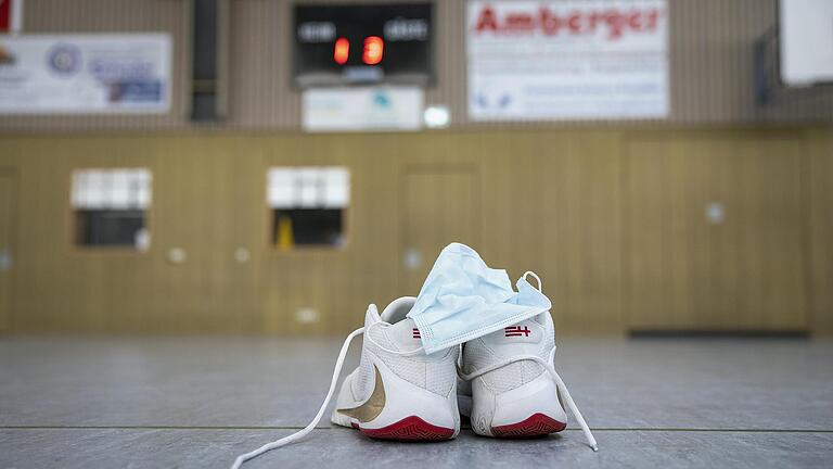 Demnächst werden zahlreiche Hallensportler ihr Schuhwerk ausziehen müssen und nicht mehr in die Halle dürfen, wenn sie nicht gegen Corona geimpft sind.