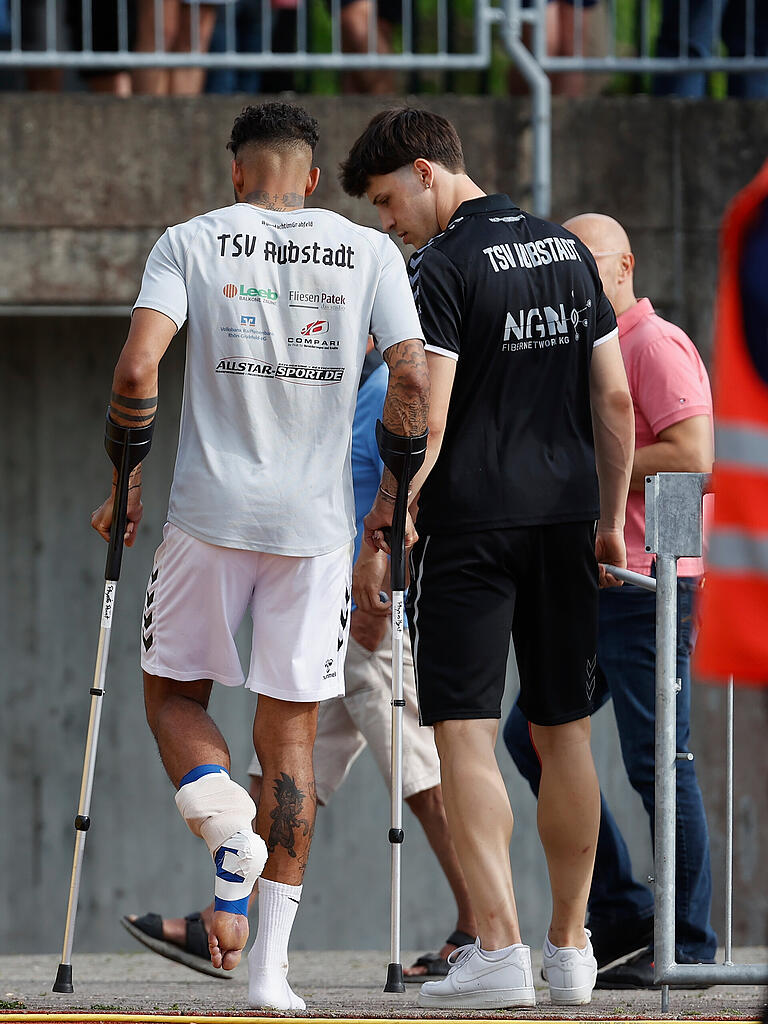 Michael Dellinger vom TSV Aubstadt (links, daneben Moritz Gündling) riss sich kurz vor Spielbeginn vermutlich die Achillessehne.