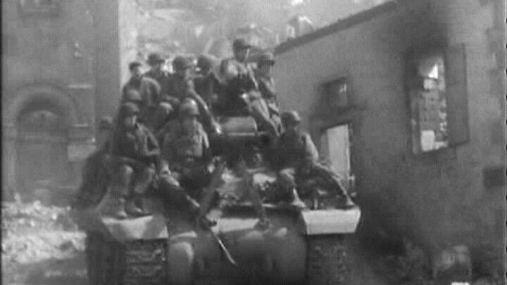 Die 3. US-Infanteriedivision rückt am Gemündener Marktplatz in Richtung Rieneck ab.