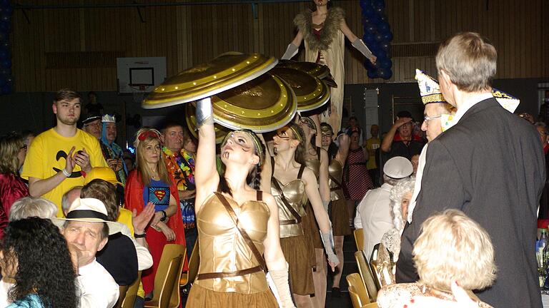 Für ausgelassene Stimmung in der Prunksitzung dürfte auch die Show-Tanzgarde der heimischen Karnevalisten (Foto) sorgen.       -  Für ausgelassene Stimmung in der Prunksitzung dürfte auch die Show-Tanzgarde der heimischen Karnevalisten (Foto) sorgen.