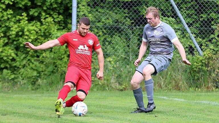 Keiner trifft in dieser Saison im Fußball-Kreis Schweinfurt bisher häufiger als Daniel Größmann (links) von der (SG) Ebertshausen/Hesselbach II. Am Sonntag erzielte er gegen die (SG) Humprechtshausen II/Kleinsteinach II (rechts Ramon Bayer) den 1:1-Endstand.