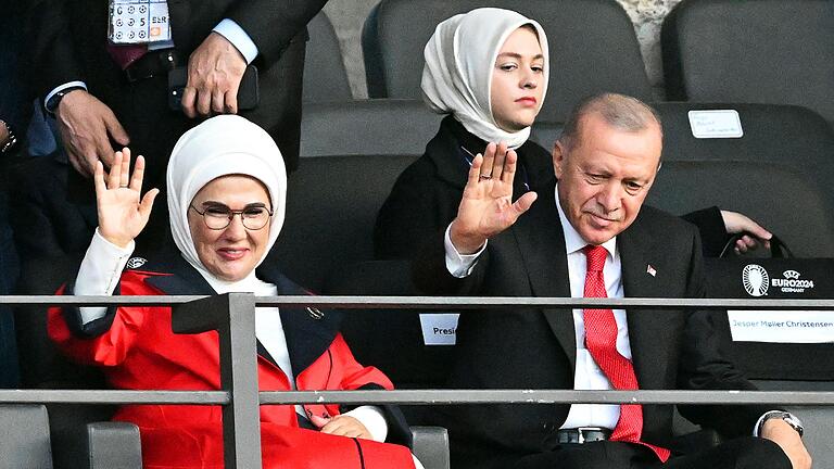Euro 2024: Niederlande - Türkei       -  Recep Tayyip Erdogan (r), Präsident der Türkei, und seine Frau Emine Erdogan (l) winken vor dem Spiel auf der Tribüne.