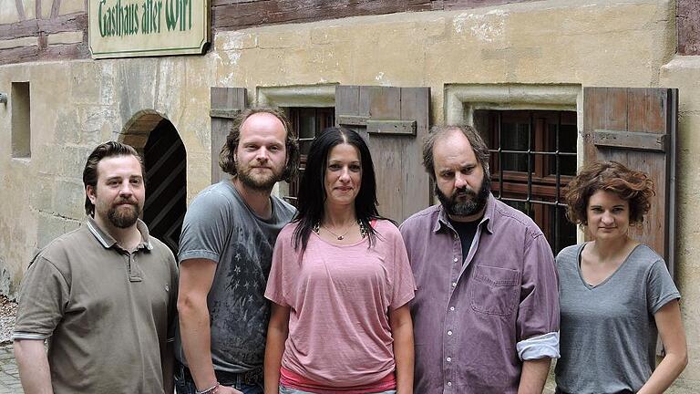 Gruppenbild am Set: Franken im &bdquo;Tatort&ldquo;-Team mit Benjamin Griebel (von links), Andreas Leopold Schadt, Sonja Tille, Matthias Egersdörfer und Eli Wasserscheid.