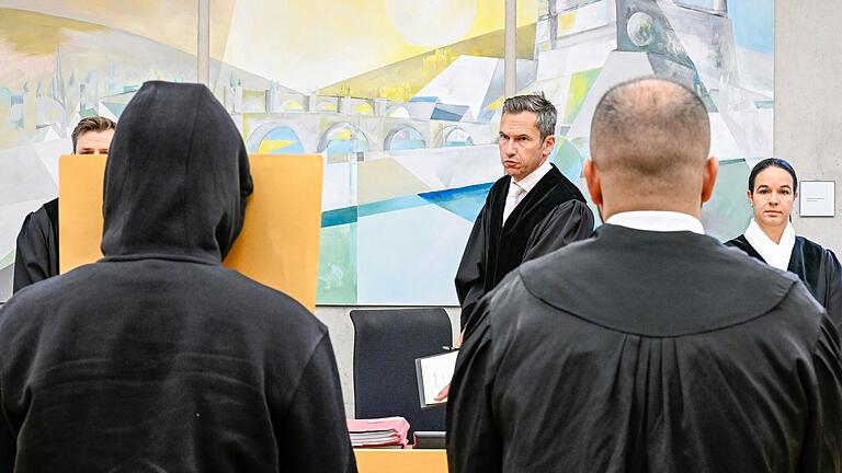 Schwierige Wahrheitsfindung im Prozess um die tödlichen Messerstiche vor Stift Haug in Würzburg: das Gericht um den Vorsitzenden Richter Thomas Schuster. Schwierige Wahrheitsfindung im Prozess um die tödlichen Messerstiche vor Stift Haug in Würzburg: das Gericht um den Vorsitzenden Richter Thomas Schuster.