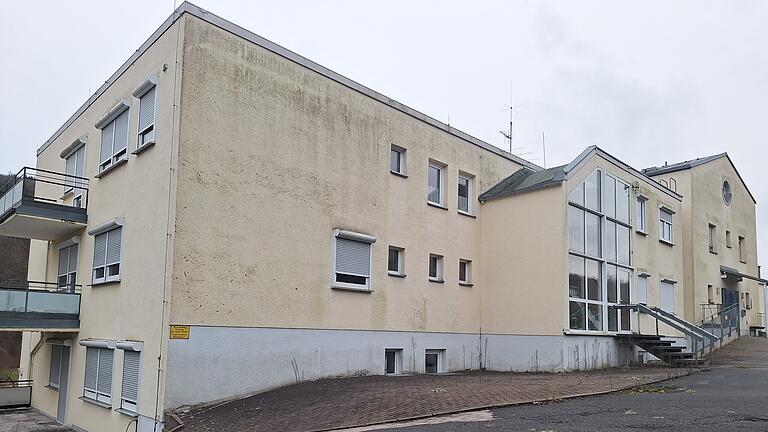 Seniorenheim Sinntal Unterkunft für Flüchtlinge - Das ehemalige Seniorenheim Sinntal in Bad Brückenau wird eine Gemeinschaftsunterkunft für Flüchtlinge. Seniorenheim Sinntal Unterkunft für Flüchtlinge - Das ehemalige Seniorenheim Sinntal in Bad Brückenau wird eine Gemeinschaftsunterkunft für Flüchtlinge.