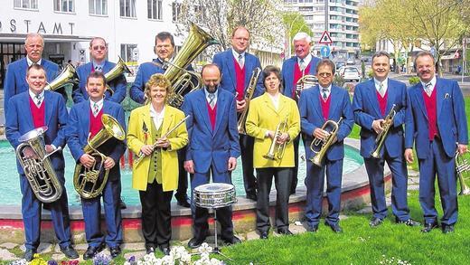 Jubiläum der Postkapelle: In diesen Uniformen musizierten einst die Postler. Mitbegründer und Dirigent ist Stefan Matthes (rechts). Jubiläum der Postkapelle: In diesen Uniformen musizierten einst die Postler. Mitbegründer und Dirigent ist Stefan Matthes (rechts).