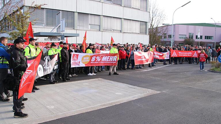 Beidseits des Haupttores machten Arbeitnehmer von Valeo Ebern ihre Forderung nach acht Prozent mehr Lohn lautstark und in großer Anzahl deutlich Beidseits des Haupttores machten Arbeitnehmer von Valeo Ebern ihre Forderung nach acht Prozent mehr Lohn lautstark und in großer Anzahl deutlich