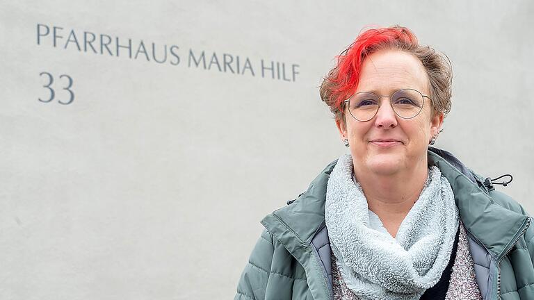Die Schweinfurter katholische Kirchenleiterin Raphaela Holzinger (im Porträt) wechselt zu den Evangelischen und wird jetzt Pfarrerin. Die Schweinfurter katholische Kirchenleiterin Raphaela Holzinger (im Porträt) wechselt zu den Evangelischen und wird jetzt Pfarrerin.