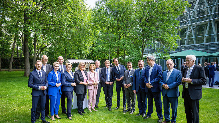 Ministerpräsidentenkonferenz.jpeg       -  Auf diesem Gruppenbild von 2022 strahlen unter den 16 Länderchefs noch vier Frauen. Jetzt sind es nur noch drei. Die frühere Regierende Bürgermeisterin von Berlin, Franziska Giffey, ist nicht mehr im Amt.