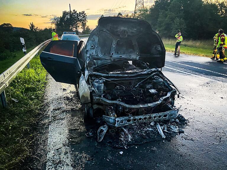 Das verkohlte Fahrzeugwrack nach dem Brand. Zahlreiche Feuerwehrleute waren im Einsatz.