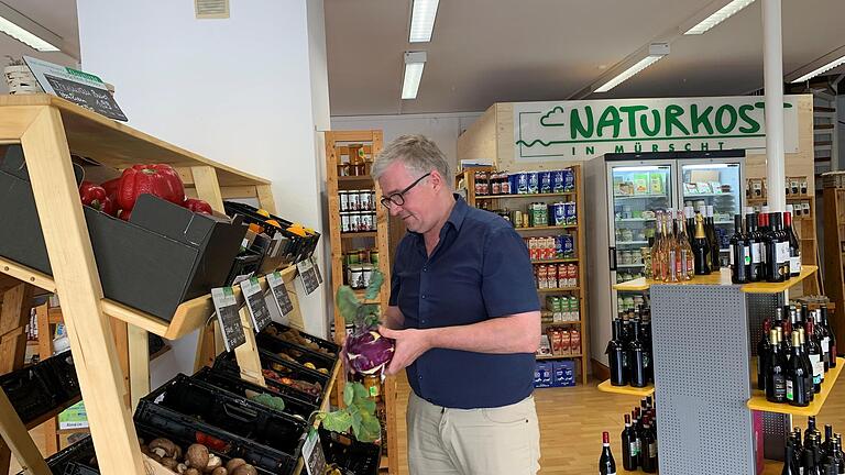 Stefan Wagener räumt in seinem Naturkostladen Gemüse ein.       -  Stefan Wagener räumt in seinem Naturkostladen Gemüse ein.