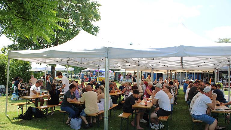 Mehrere hundert Besucherinnen und Besucher kamen zum Schwimmbadfest – angelockt vom perfekten Wetter und dem reichhaltigen Angebot der Burgsinner Vereine.