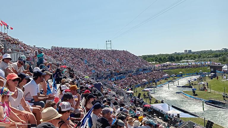 Vollbesetzte Tribüne beim Kajakrennen bei Olympia 2024 - Vollbesetzte Tribüne beim Kajakrennen bei Olympia 2024 Vollbesetzte Tribüne beim Kajakrennen bei Olympia 2024 - Vollbesetzte Tribüne beim Kajakrennen bei Olympia 2024
