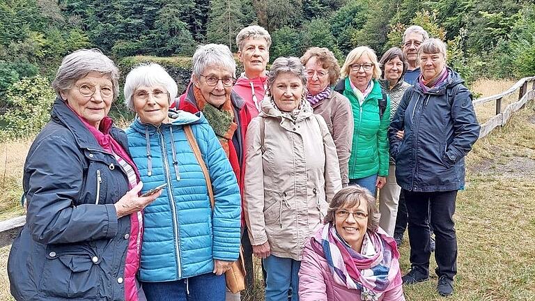 Ausflug der Caritas Ehrenamtlichen: Schodorf-Friedrich (kniend) mit den Ehrenamtlichen vom CarLa Caritas Laden in Bad Brückenau.       -  Ausflug der Caritas Ehrenamtlichen: Schodorf-Friedrich (kniend) mit den Ehrenamtlichen vom CarLa Caritas Laden in Bad Brückenau.