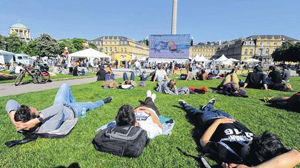 Kino-Spaß auf der Wiese: Besucher des Trickfilm-Festivals in Stuttgart sehen sich am auf dem Stuttgarter Schlossplatz vor dem Neuen Schloss auf einer Großleinwand einen Trickfilm an. Zehntausende Filmfans werden auch in diesem Mai wieder zum Internationalen Trickfilm-Festival in Stuttgart erwartet. Vom 8. bis 13. Mai werden auf dem Festivalgelände am Schlossplatz rund 1000 animierte Filme aus aller Welt präsentiert, wie die Veranstalter am Dienstag (24.04.2012) in Stuttgart mitteilten. Kino-Spaß auf der Wiese: Besucher des Trickfilm-Festivals in Stuttgart sehen sich am auf dem Stuttgarter Schlossplatz vor dem Neuen Schloss auf einer Großleinwand einen Trickfilm an. Zehntausende Filmfans werden auch in diesem Mai wieder zum Internationalen Trickfilm-Festival in Stuttgart erwartet. Vom 8. bis 13. Mai werden auf dem Festivalgelände am Schlossplatz rund 1000 animierte Filme aus aller Welt präsentiert, wie die Veranstalter am Dienstag (24.04.2012) in Stuttgart mitteilten.