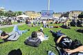 Kino-Spaß auf der Wiese: Besucher des Trickfilm-Festivals in Stuttgart sehen sich am auf dem Stuttgarter Schlossplatz vor dem Neuen Schloss auf einer Großleinwand einen Trickfilm an. Zehntausende Filmfans werden auch in diesem Mai wieder zum Internationalen Trickfilm-Festival in Stuttgart erwartet. Vom 8. bis 13. Mai werden auf dem Festivalgelände am Schlossplatz rund 1000 animierte Filme aus aller Welt präsentiert, wie die Veranstalter am Dienstag (24.04.2012) in Stuttgart mitteilten.