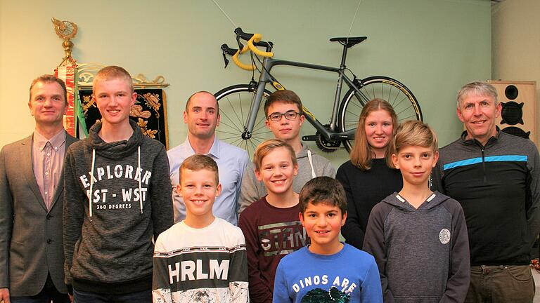 Erfolgreiche RVC-Sportler: (hinten von links) RVC-Vorsitzender Robert Riedmann, Jan Riedmann, Michael Weyer, Maximilian Roth, Linda Riedmann, Sportlicher Leiter Rolf Wiesmann (vorne von links) Hannes Schlereth, David Schreck, Noah Sendelbach und Ian Vin Nelleßen.