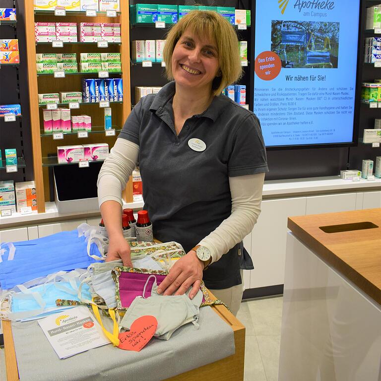 Apothekerin Leonore Knies näht Mund-Nasen-Masken und verkauft sie in ihrer Apotheke am Campus des Rhön-Klinikums. Der Erlös geht an die Organisation &quot;Apotheker ohne Grenzen&quot;.