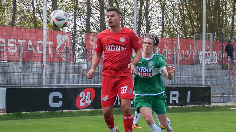 Aubstadts Routinier Christopher Bieber (vorne) ist da, wenn er gebraucht wird. Egal ob als Backup für Michael Dellinger oder als Startelf-Spieler.