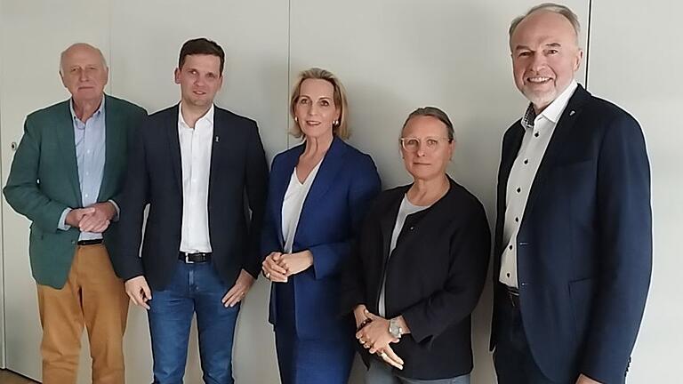 Von rechts nach links: Walter Herberth (ganz rechts) bildet neben Annette Noffz, der Vorstandsvorsitzenden Annette Heuser (zugleich auch die neu gewählte Vorsitzende des Bundesverbands Deutscher Stiftungen), Tobias Reiland (Kaufmännischer Direktor der Vereinigten Hospitien in Trier) sowie Jürgen Regge (ehemaliger Vorstand der Fritz Thyssen Stiftung in Königswinter) den neuen Vorstand des Verbands Deutscher Wohltätigkeitsstiftungen. Von rechts nach links: Walter Herberth (ganz rechts) bildet neben Annette Noffz, der Vorstandsvorsitzenden Annette Heuser (zugleich auch die neu gewählte Vorsitzende des Bundesverbands Deutscher Stiftungen), Tobias Reiland (Kaufmännischer Direktor der Vereinigten Hospitien in Trier) sowie Jürgen Regge (ehemaliger Vorstand der Fritz Thyssen Stiftung in Königswinter) den neuen Vorstand des Verbands Deutscher Wohltätigkeitsstiftungen.