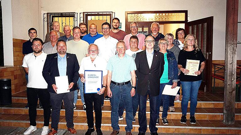 Die Geehrten der Sportfreunde Unterpreppach mit 1. Vorsitzenden Dominik Präger (vorne Zweiter von links), Winfried Geuß vom BLSV (Mitte links) und Michael Deuerling vom BFV (hinten Zweiter von links).