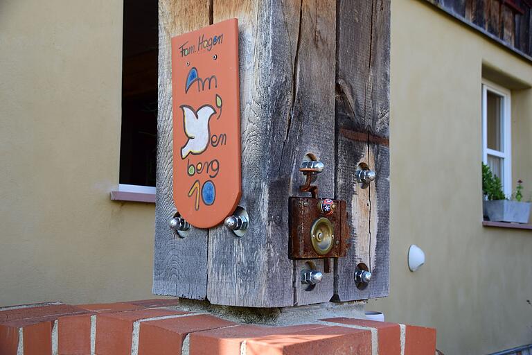 Eine ungewöhnliche, selbst gebaute Klingel wartet auf Besucher am Haus von Familie Hagen in Euerbach. Eine ungewöhnliche, selbst gebaute Klingel wartet auf Besucher am Haus von Familie Hagen in Euerbach.