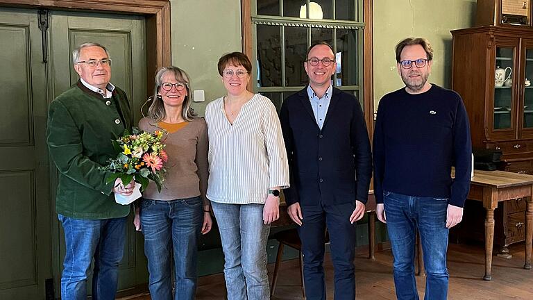 Verbandsvorsitzender Stefan Funk, Pächterin Martina Seufert, Hauswirtschaftsmeisterin Susanne Bambach, Museumsleiter Niklas Hertwig und Verpächter Xaver Weydringer von der Rother Bräu freuen sich auf die Neueröffnung des Museumsgasthofs 'Zum Schwarzen Adler' in Fladungen. Verbandsvorsitzender Stefan Funk, Pächterin Martina Seufert, Hauswirtschaftsmeisterin Susanne Bambach, Museumsleiter Niklas Hertwig und Verpächter Xaver Weydringer von der Rother Bräu freuen sich auf die Neueröffnung des Museumsgasthofs 'Zum Schwarzen Adler' in Fladungen.