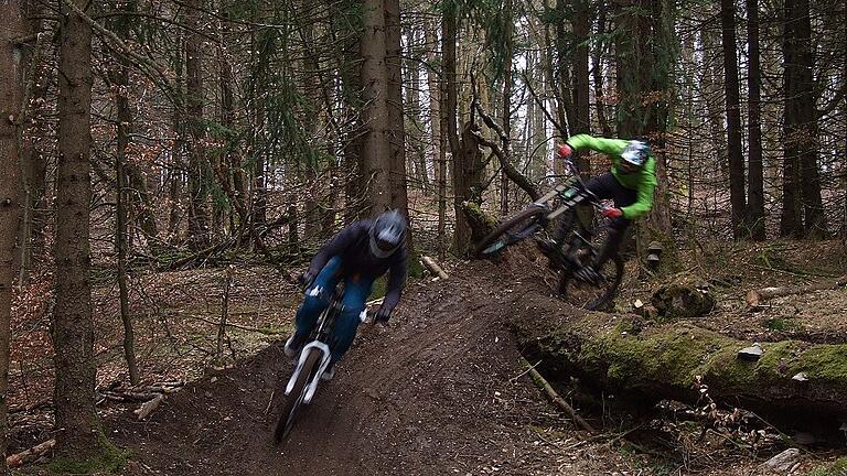 Die Meinungen zum geplanten Flowtrail gehen bei den Burgsinner Gemeinderäten auseinander. Das Bild zeigt eine solche Mountainbikestrecke bei Bischofsheim in der Rhön.