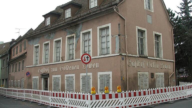 Nur zur Erinnerung. So hat das Gasthaus Goldener Löwe ausgesehen, bevor im Mai 2015 der Abrissbagger angerückt ist.