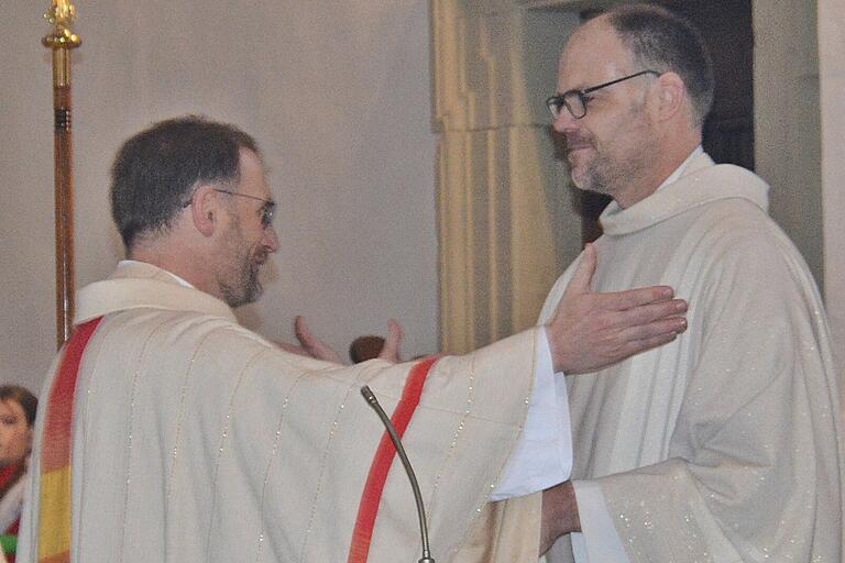 Stellvertretender Dekan Thomas Menzel (rechts), ein gebürtiger Untereßfelder, begrüßte Pfarradministrator Florian Herzog im Namen von Dekan Andreas Krefft im Dekanat Bad Neustadt.