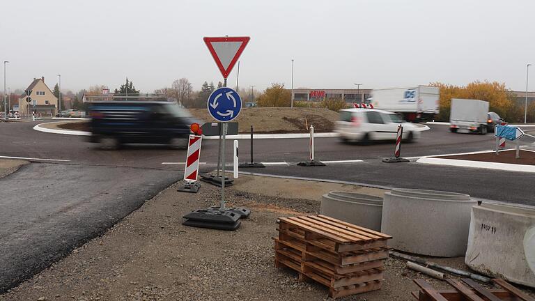 Der Kreisverkehr an der B8 bei Iphofen ist  fertig, die Bundesstraße nach drei Wochen Totalsperre wieder frei befahrbar.