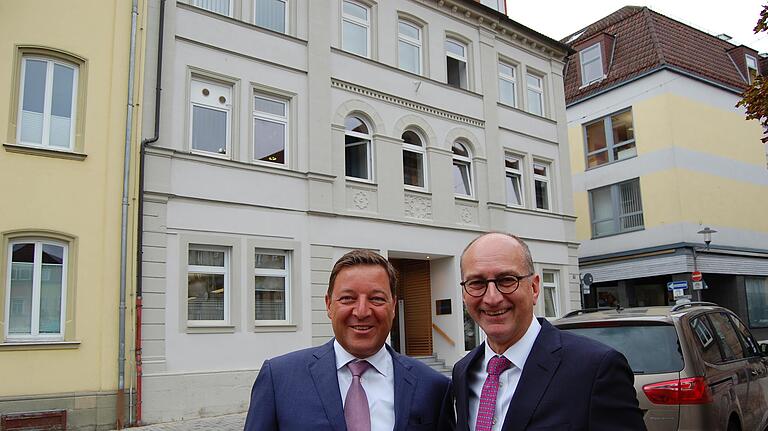 Marcus Lingel (links) als geschäftsführender Gesellschafter der Merkur Privatbank und Andreas Maurer als Geschäftsführer vor Ort begleiten die Übernahme der Bank Schilling. Das Bild stammt von einem Besuch 2019.