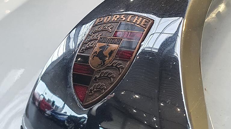 Das Chrom blitzt fast noch wie vor 65 Jahren. Und auf dem Haubengriff prangt ein originales Porsche-Logo.