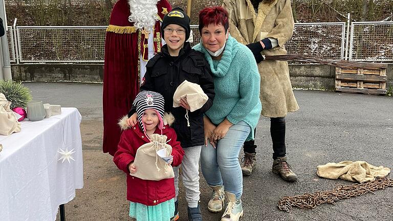 Der Nikolaus (Bruno Altrichter) und Knecht Ruprecht (Dominik Wukowojac) brachten sehr zur Freude von Romy Straub Geschenke für die Kinder zur Tafel.