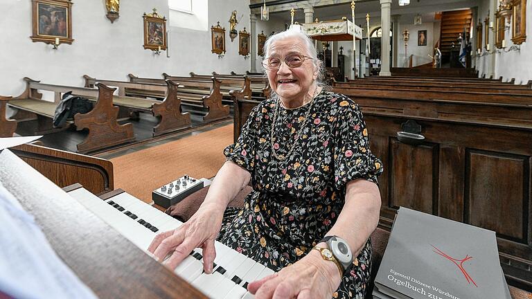 'Es macht mir immer noch Freude:' Adelheid Back ist 97 Jahre alt und spielt inzwischen seit 82 Jahren die Kirchenorgel in Windheim bei Münnerstadt.