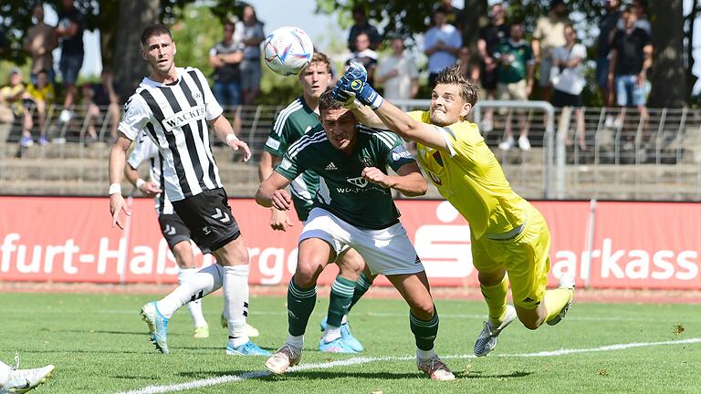 Stand im Mittelpunkt: Keeper Bennet Schmidt (rechts), der hier den Ball vor seinem Teamkollegen Dominic Schmidt (links) wegfaustet, gab hernach seinen Fehler beim Ausgleich des Burghauseners Denis Ade zu.