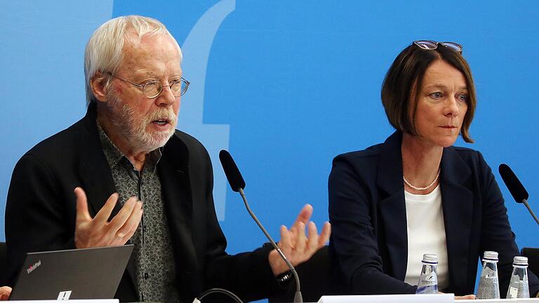 „Wir beobachten eine Flucht in die Prävention“, sagt Heiner Keupp (links), Mitglied der Kommission zur Aufarbeitung sexuellen Kindesmissbrauchs. Rechts die leitende Autorin der aktuellen Studie Bettina Rulofs. „Wir beobachten eine Flucht in die Prävention“, sagt Heiner Keupp (links), Mitglied der Kommission zur Aufarbeitung sexuellen Kindesmissbrauchs. Rechts die leitende Autorin der aktuellen Studie Bettina Rulofs.