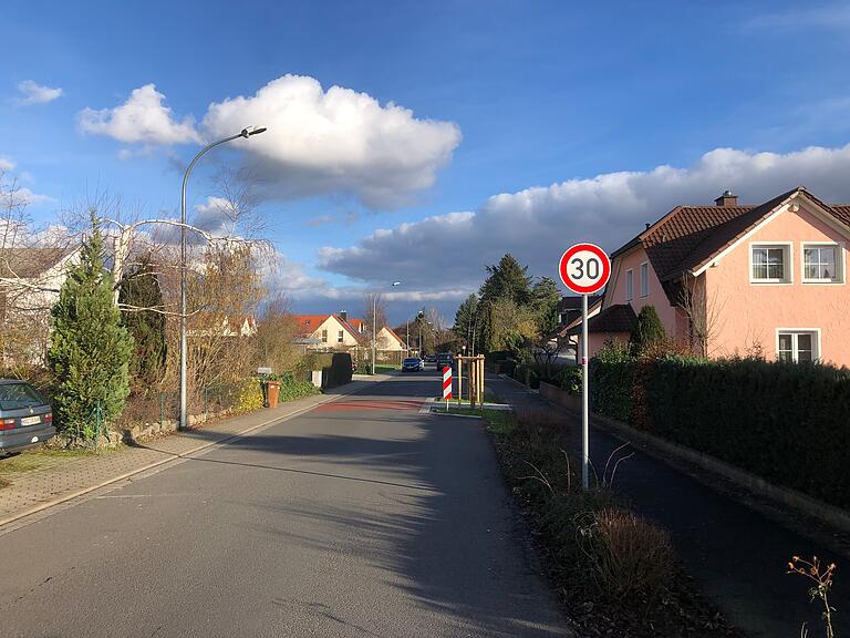 So geht es auch: Am Osterfeld in Haßfurt gibt es eine Geschwindigkeitsbegrenzung auf 30 Stundenkilometer. Hindernisse sorgen auch dafür, dass sie auch eingehalten wird.