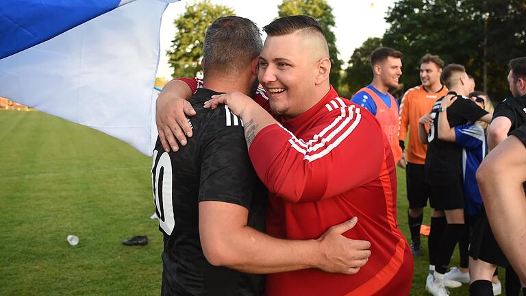 Geschafft! Lendershausen/Ostheims Ersatzkeeper Felix Laubeneder (rechts) bejubelt mit Athanasios Lymperakakis den Kreisklassen-Aufstieg nach dem Sieg gegen Unterhohenried. Geschafft! Lendershausen/Ostheims Ersatzkeeper Felix Laubeneder (rechts) bejubelt mit Athanasios Lymperakakis den Kreisklassen-Aufstieg nach dem Sieg gegen Unterhohenried.