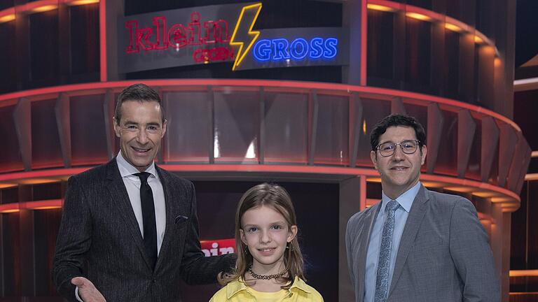 Leni Mergler hat bei 'Klein gegen Groß' mit Moderator Kai Pflaume (links) mitgemacht.  Sie trat im Duell gegen 'Quizgott' Sebastian Jacoby (rechts) an.