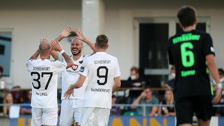 Jaaaa!&nbsp; Die Schweinfurter Daniel Adlung (links) und Meris Skenderovic (rechts) bejubeln mit Adam Jabiri (Mitte) dessen sehenswertes Tor zum 4:0 aus FC-05-Sicht. Eltersdorfs Niclas Egerer (schwarzes Trikot) kann's nicht fassen.