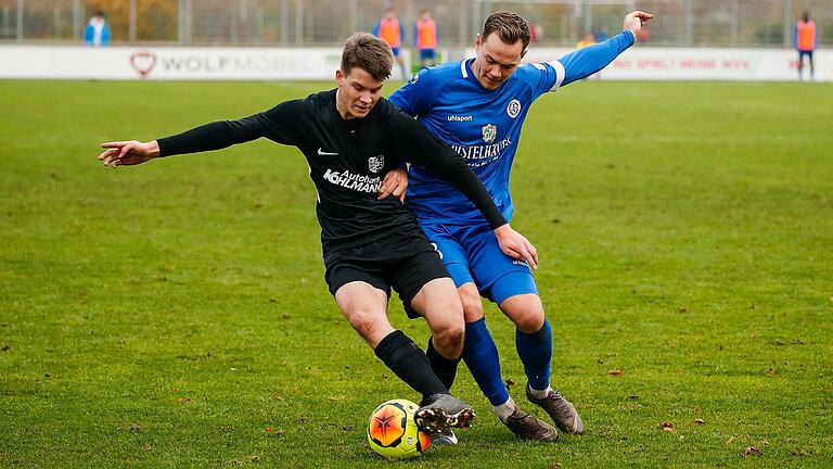 Karlburgs Fabio Gobbo (vorne), hier dem Marc Hänschke vom FV 04 Würzburg, verursachte mit seinem Foul den Erlanger Elfmeter. Karlburgs Fabio Gobbo (vorne), hier dem Marc Hänschke vom FV 04 Würzburg, verursachte mit seinem Foul den Erlanger Elfmeter.