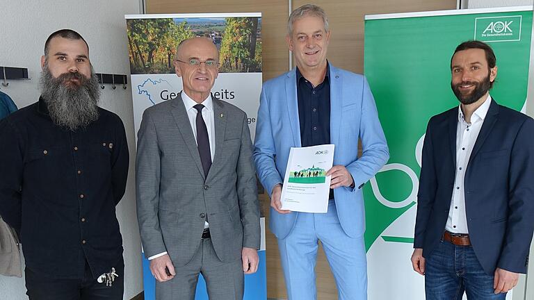 Die AOK erstellte für den Landkreis Haßberge einen Gesundheitsbericht (von links): Benjamin Herrmann, (Gesundheitsregion-Plus), Landrat Wilhelm Schneider, AOK-Direktor Frank Dünisch und Andreas Nagel (Fachreferent für Gesundheitsförderung der AOK). Die AOK erstellte für den Landkreis Haßberge einen Gesundheitsbericht (von links): Benjamin Herrmann, (Gesundheitsregion-Plus), Landrat Wilhelm Schneider, AOK-Direktor Frank Dünisch und Andreas Nagel (Fachreferent für Gesundheitsförderung der AOK).